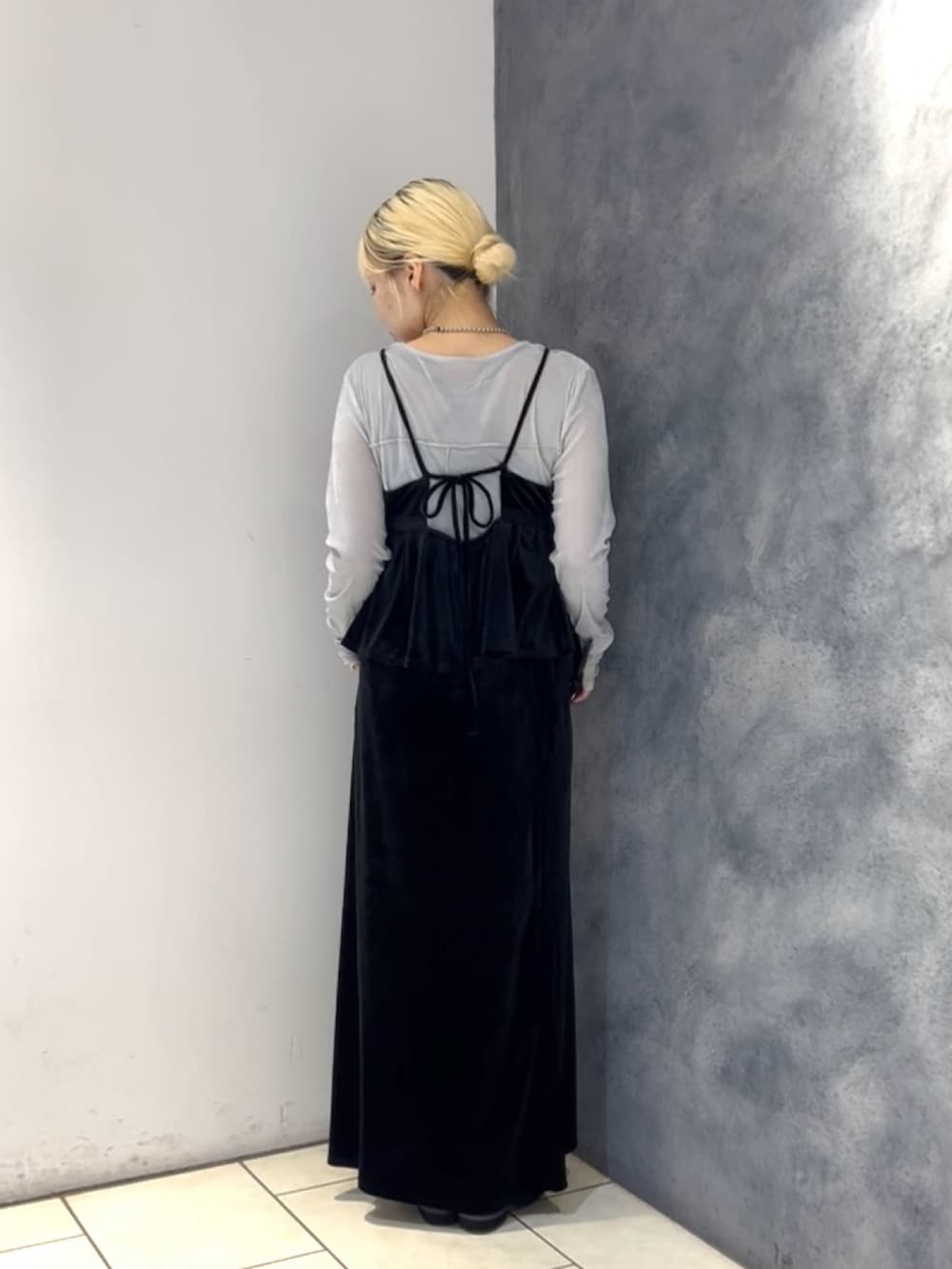 ブルー系のTシャツ/カットソー、ブラック系のその他シューズ、ブラック系のショルダーバッグを着用したレディースの夏コーディネートの4枚目の写真