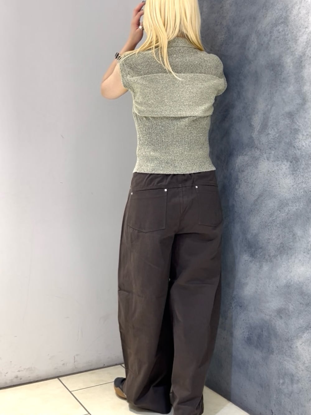 ベージュ系のニット/セーター、グレー系のその他パンツ、ブラウン系のネックレスを着用したレディースの夏コーディネートの4枚目の写真
