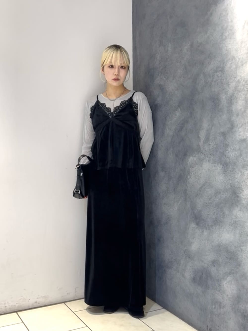 ブルー系のTシャツ/カットソー、ブラック系のその他シューズ、ブラック系のショルダーバッグを着用したレディースの夏コーディネートの3枚目の写真