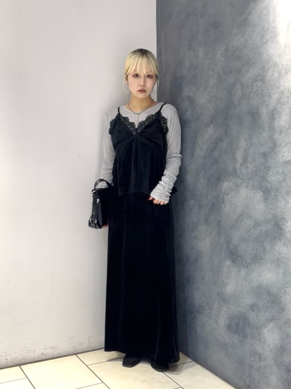 ブルー系のTシャツ/カットソー、ブラック系のその他シューズ、ブラック系のショルダーバッグを着用したレディースの夏コーディネートの2枚目の写真