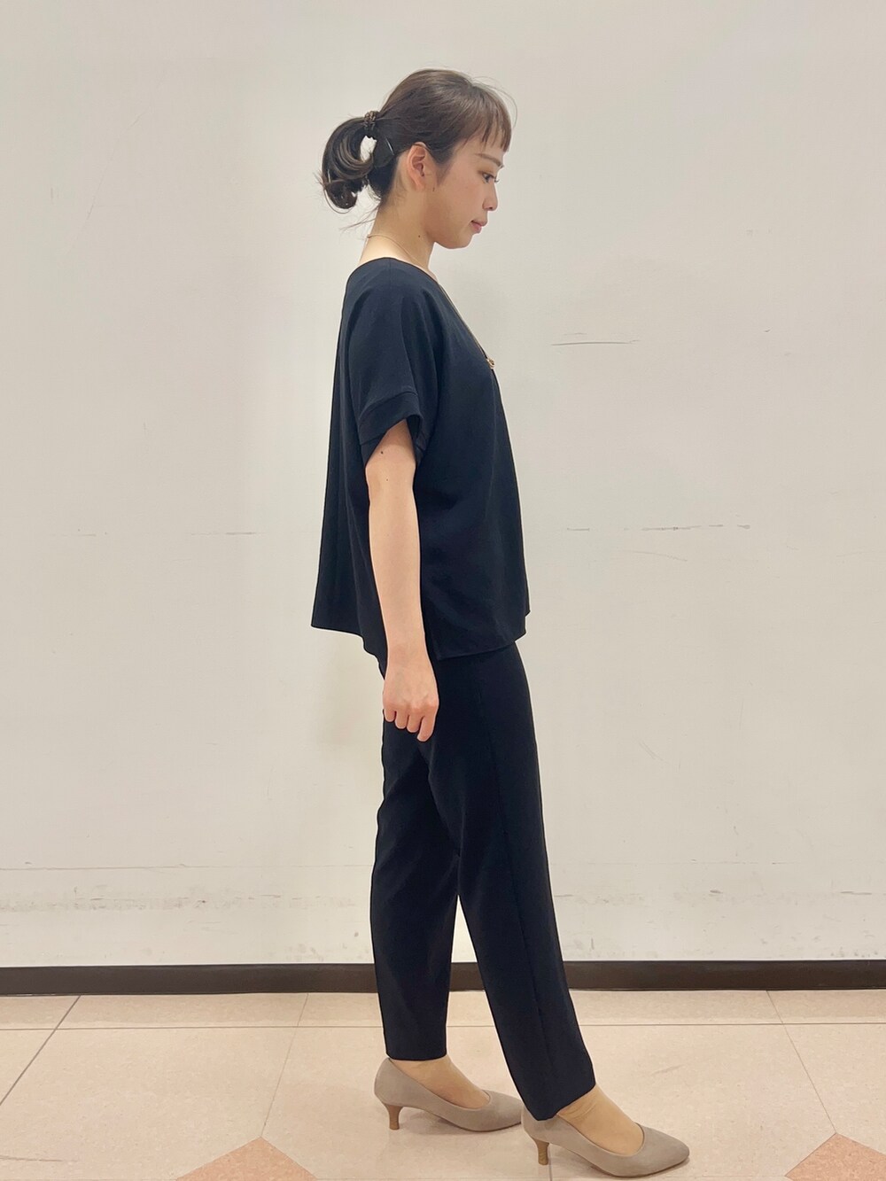 ブルー系のシャツ/ブラウス、ブルー系のその他パンツを着用したレディースの春コーディネートの4枚目の写真