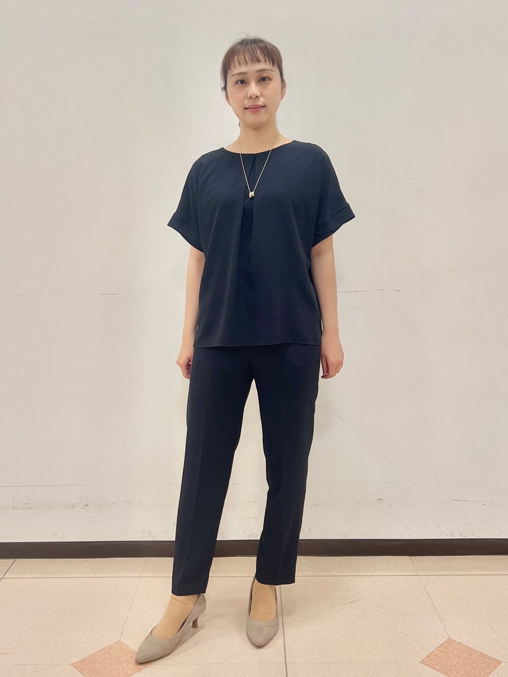 ブルー系のシャツ/ブラウス、ブルー系のその他パンツを着用したレディースの春コーディネートの3枚目の写真