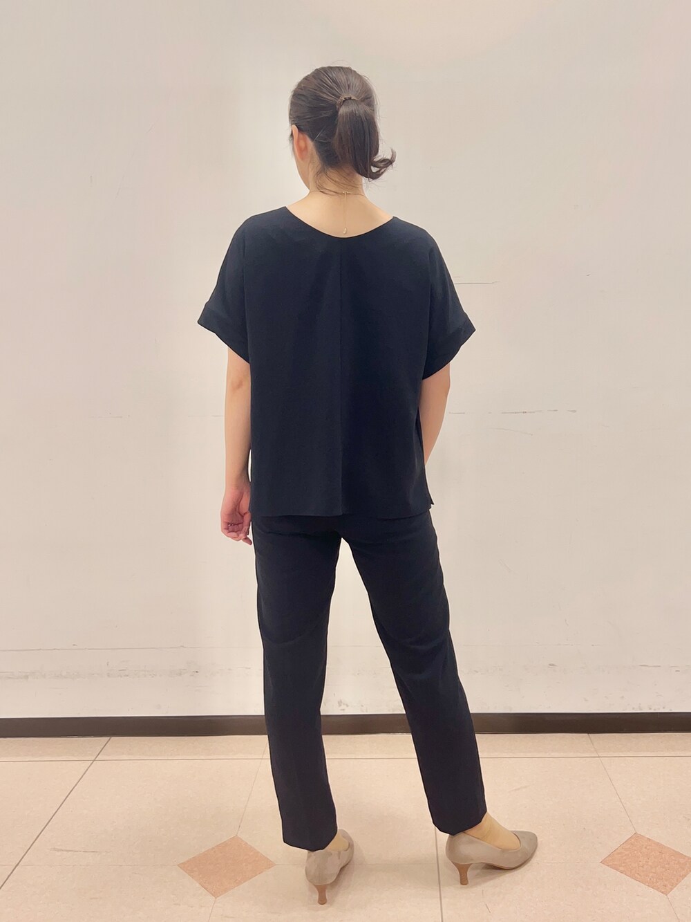 ブルー系のシャツ/ブラウス、ブルー系のその他パンツを着用したレディースの春コーディネートの5枚目の写真