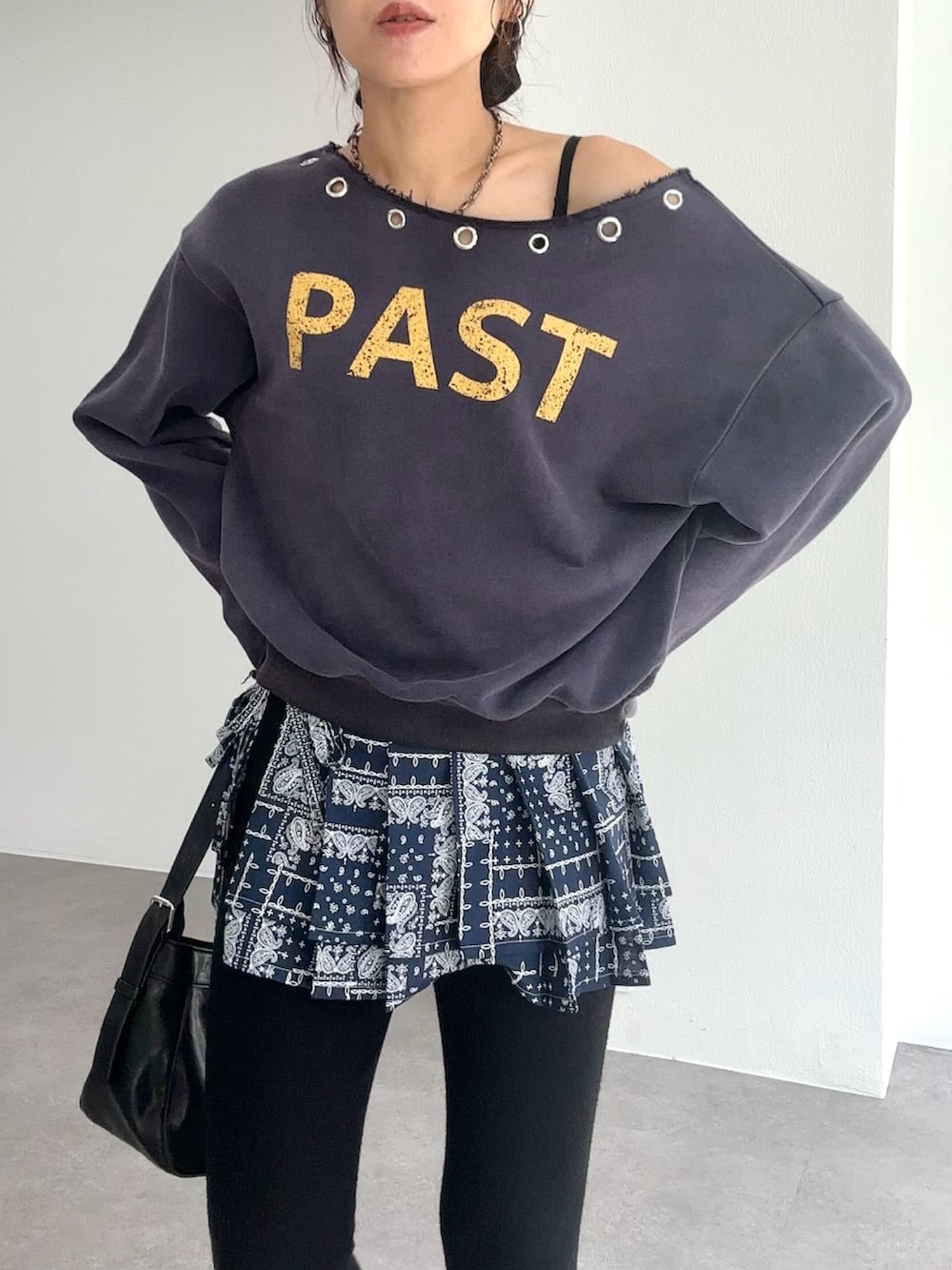 ブルー系のスウェット、ブラック系のパンツ、ブラック系のシューズを着用したレディースの秋コーディネートの3枚目の写真