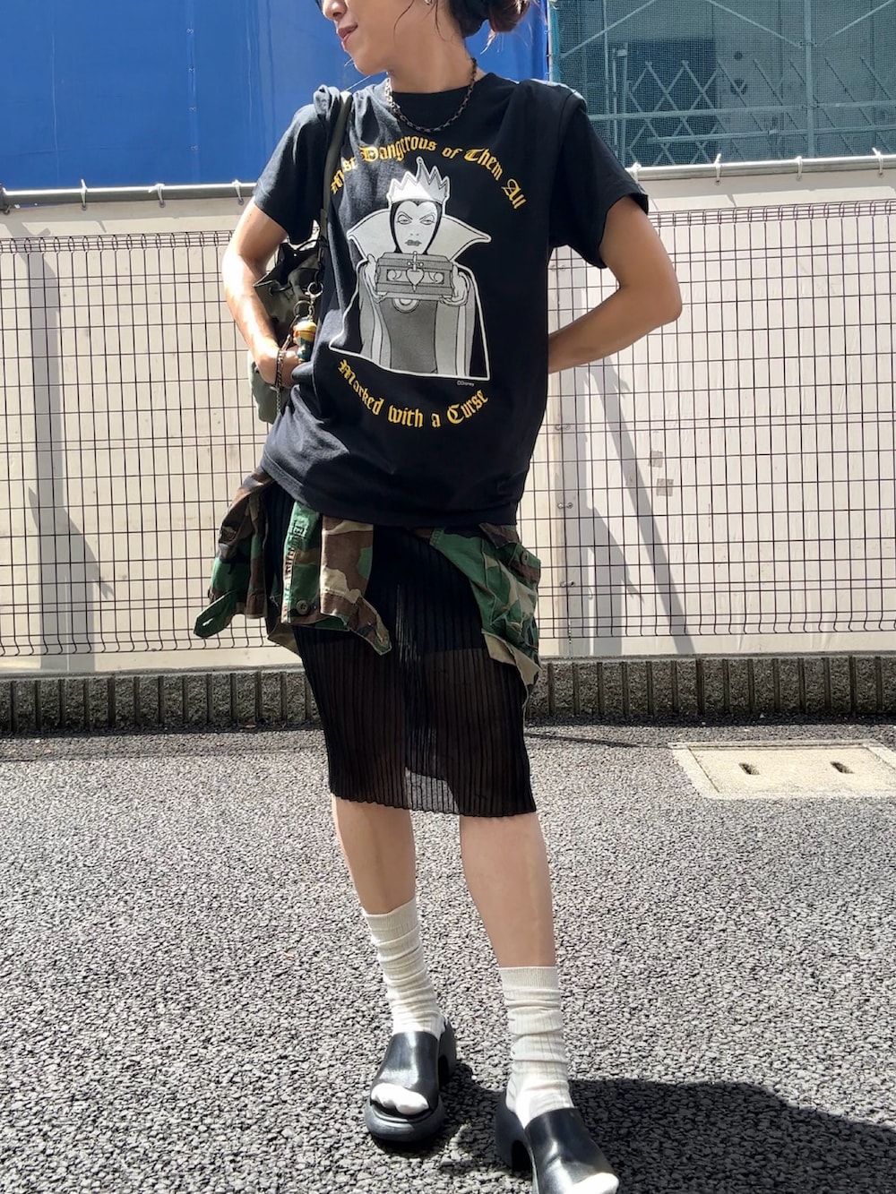 ブラック系のサンダル、ブラック系のTシャツ/カットソーを着用したレディースの夏コーディネートの2枚目の写真