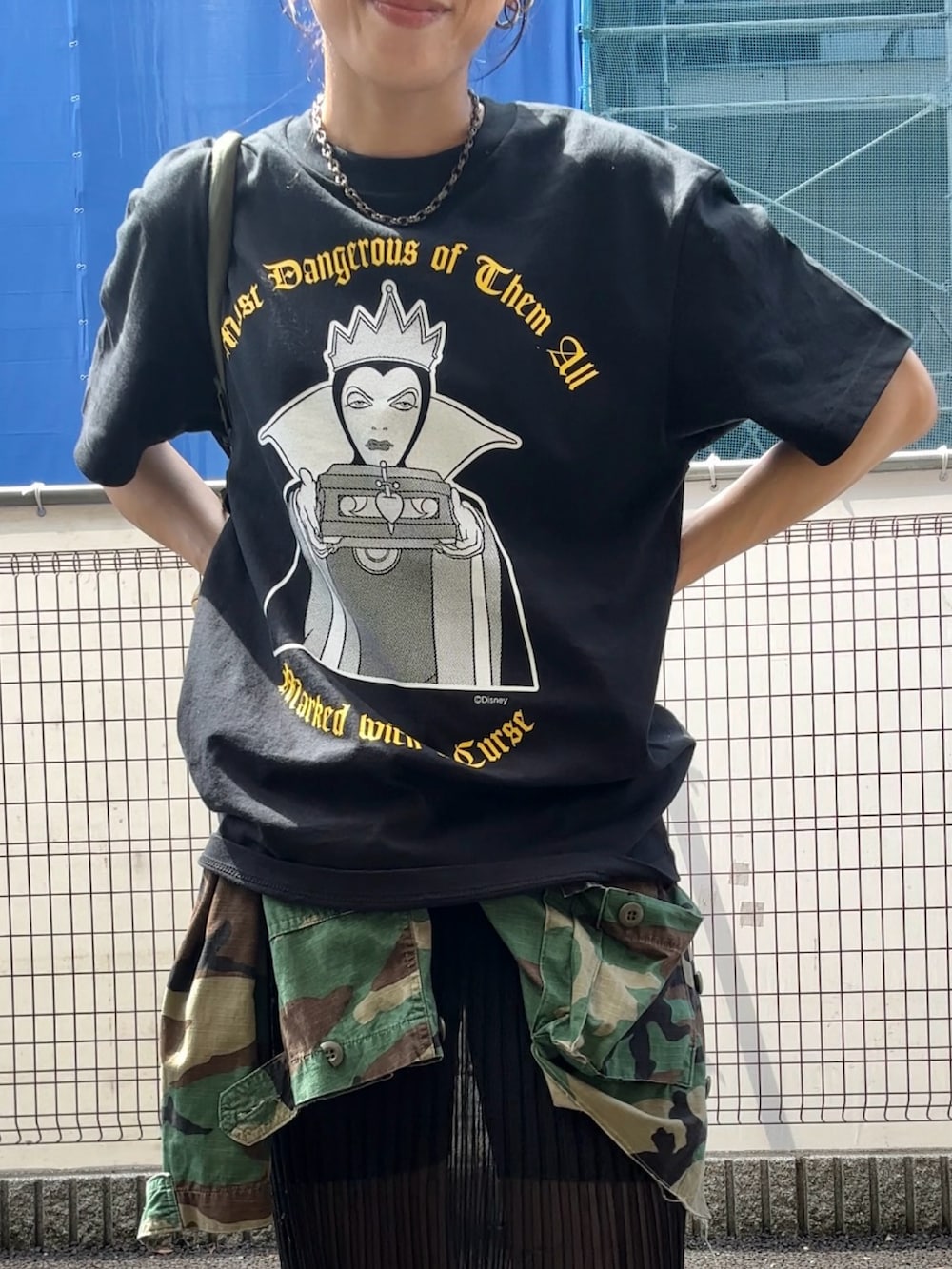 ブラック系のサンダル、ブラック系のTシャツ/カットソーを着用したレディースの夏コーディネートの3枚目の写真