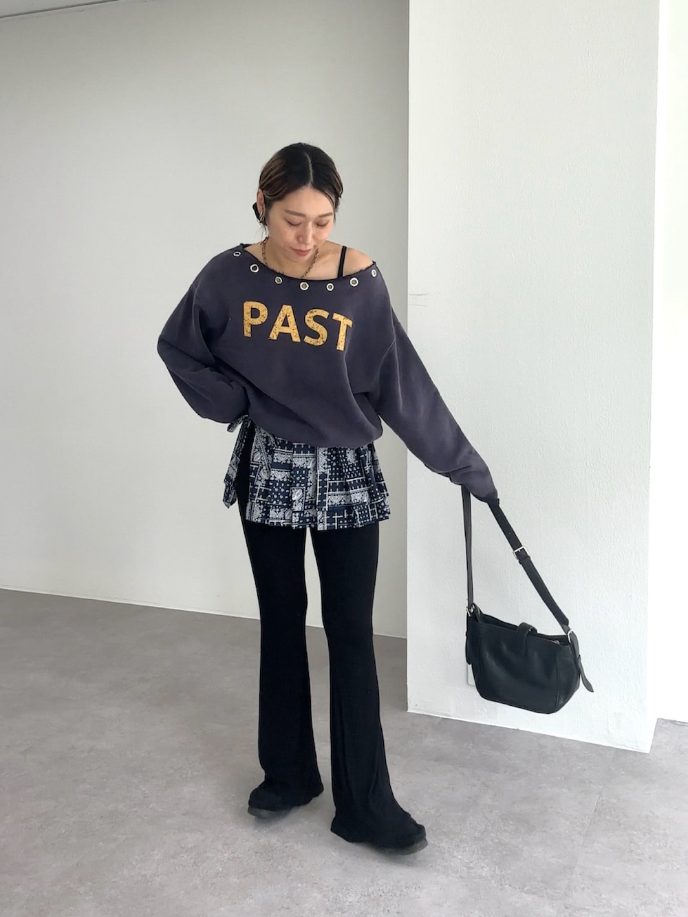 ブルー系のスウェット、ブラック系のパンツ、ブラック系のシューズを着用したレディースの秋コーディネートの2枚目の写真