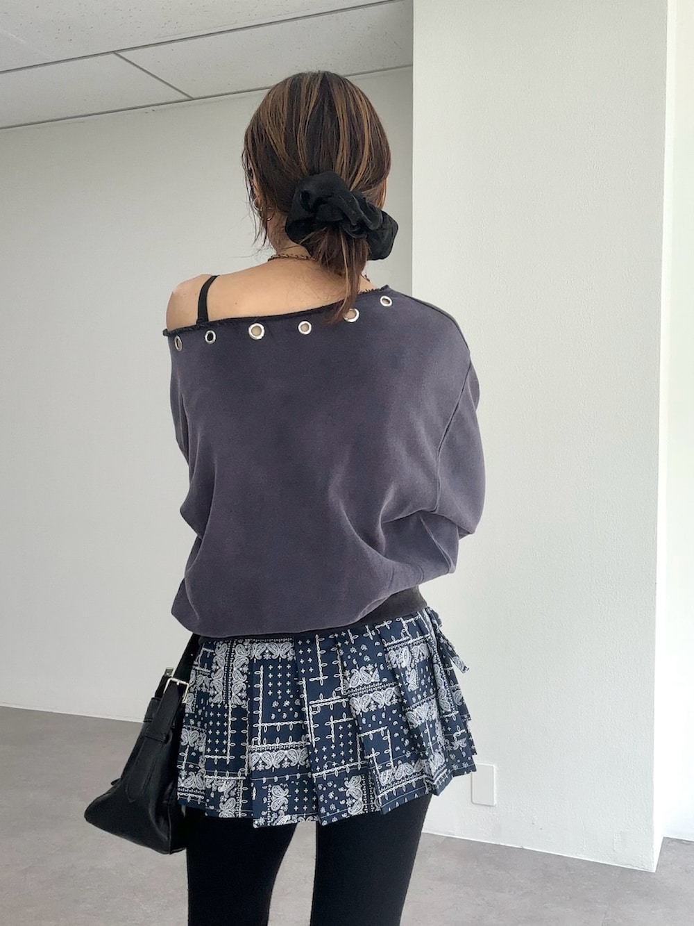 ブルー系のスウェット、ブラック系のパンツ、ブラック系のシューズを着用したレディースの秋コーディネートの4枚目の写真