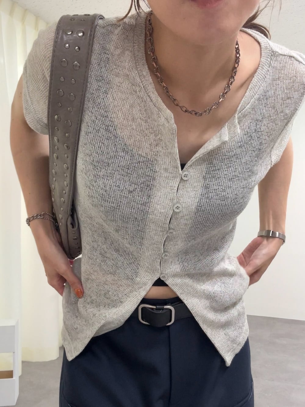 ブルー系のスラックス、グレー系のカーディガン/ボレロ、グリーン系のパンプスを着用したレディースの夏コーディネートの4枚目の写真