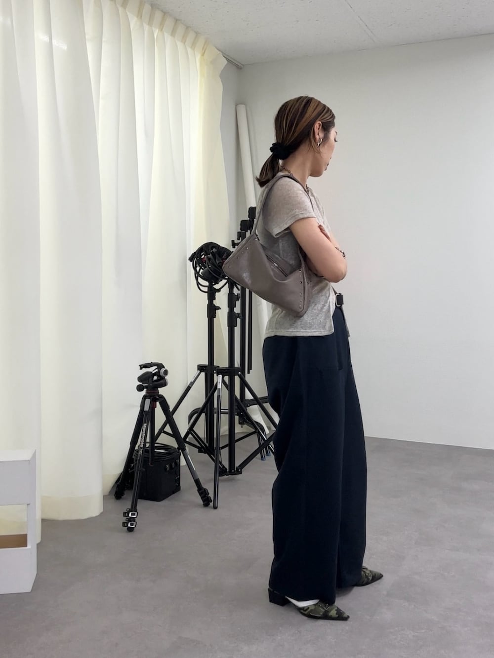 ブルー系のスラックス、グレー系のカーディガン/ボレロ、グリーン系のパンプスを着用したレディースの夏コーディネートの3枚目の写真