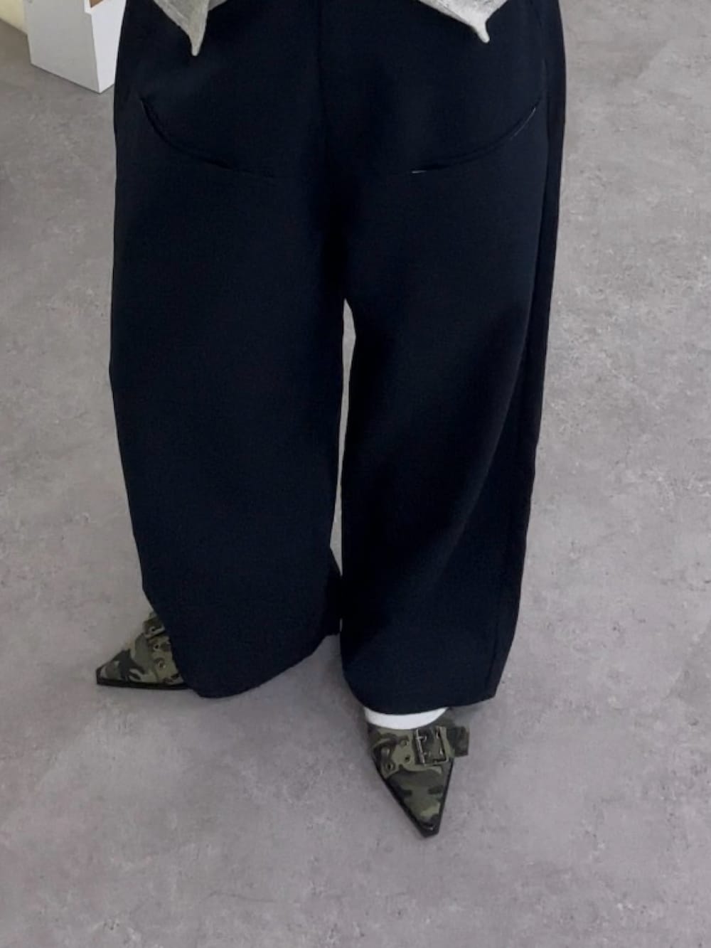 ブルー系のスラックス、グレー系のカーディガン/ボレロ、グリーン系のパンプスを着用したレディースの夏コーディネートの5枚目の写真