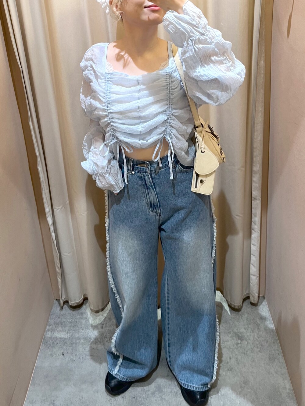 ブルー系のシャツ/ブラウス、ブルー系のデニムパンツ、ホワイト系のトートバッグを着用したレディースの春コーディネートの2枚目の写真