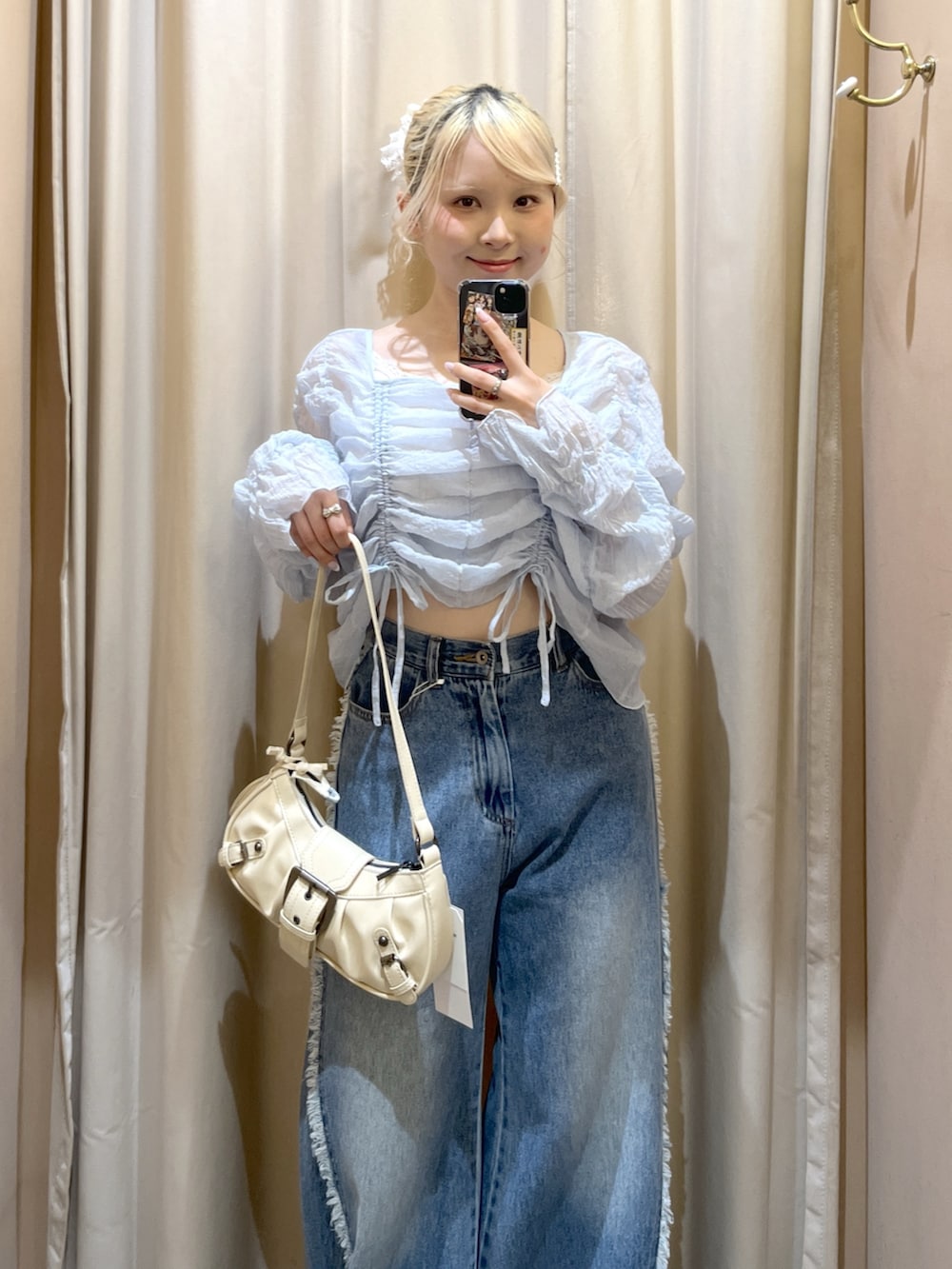 ブルー系のシャツ/ブラウス、ブルー系のデニムパンツ、ホワイト系のトートバッグを着用したレディースの春コーディネートの5枚目の写真