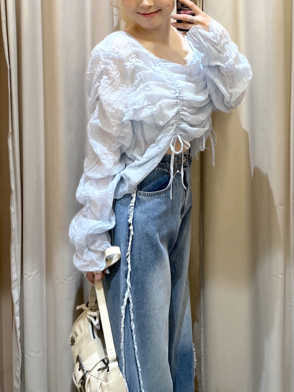 ブルー系のシャツ/ブラウス、ブルー系のデニムパンツ、ホワイト系のトートバッグを着用したレディースの春コーディネートの3枚目の写真