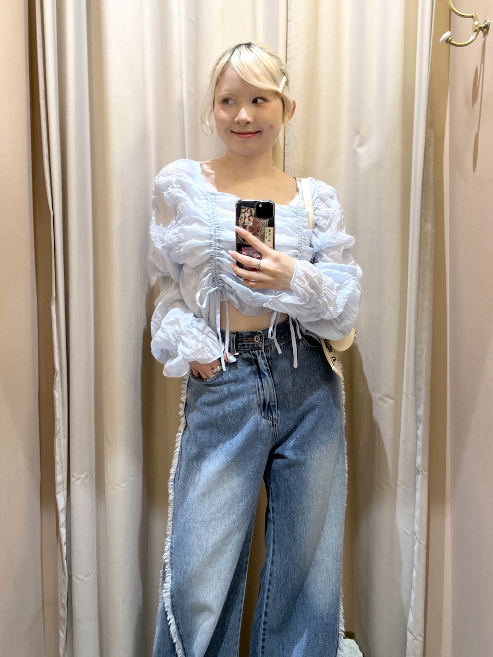 ブルー系のシャツ/ブラウス、ブルー系のデニムパンツ、ホワイト系のトートバッグを着用したレディースの春コーディネートの4枚目の写真