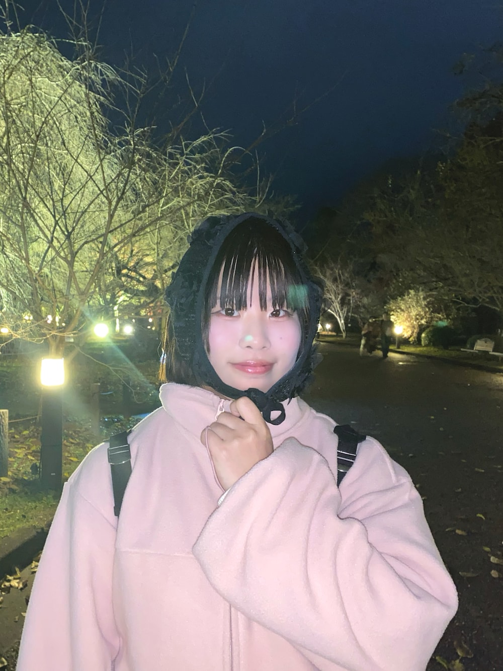 ピンク系のシャツ/ブラウス、ブラック系のその他パンツ、ブラック系のハットを着用したレディースの冬コーディネートの2枚目の写真