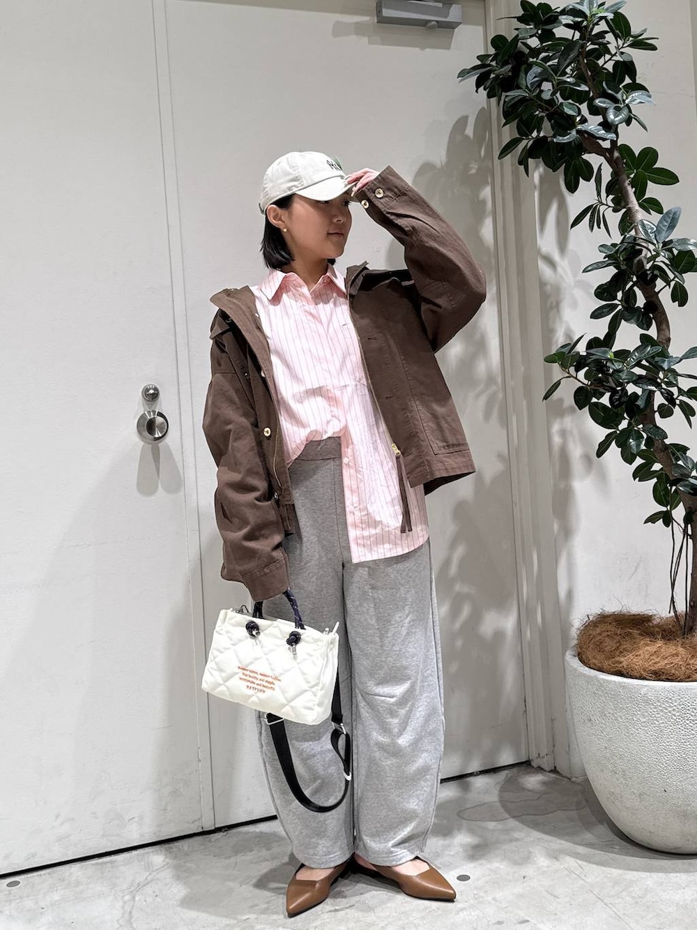 ブラウン系のパンプス、ピンク系のシャツ/ブラウス、グレー系のその他パンツを着用したレディースの春コーディネートの2枚目の写真