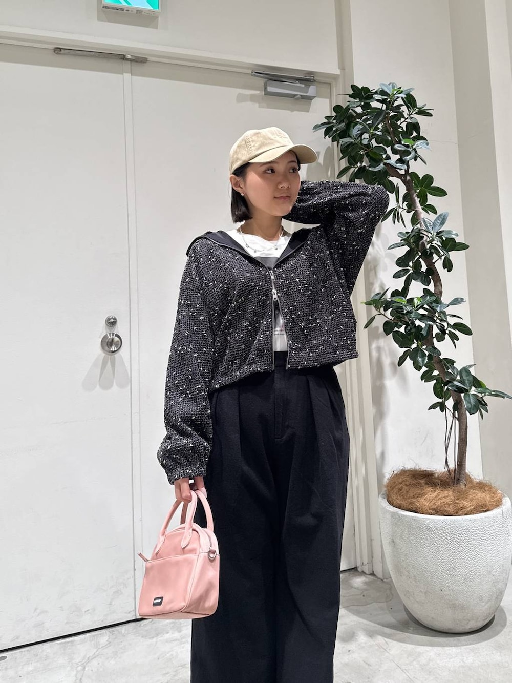 ピンク系のハンドバッグ、ブラック系のバレエシューズ、ブラック系のその他パンツを着用したレディースの春コーディネートの3枚目の写真