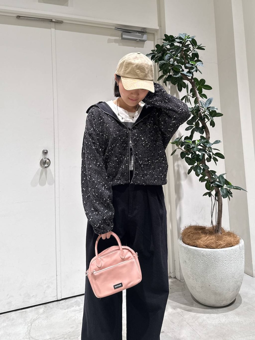 ピンク系のハンドバッグ、ブラック系のバレエシューズ、ブラック系のその他パンツを着用したレディースの春コーディネートの2枚目の写真