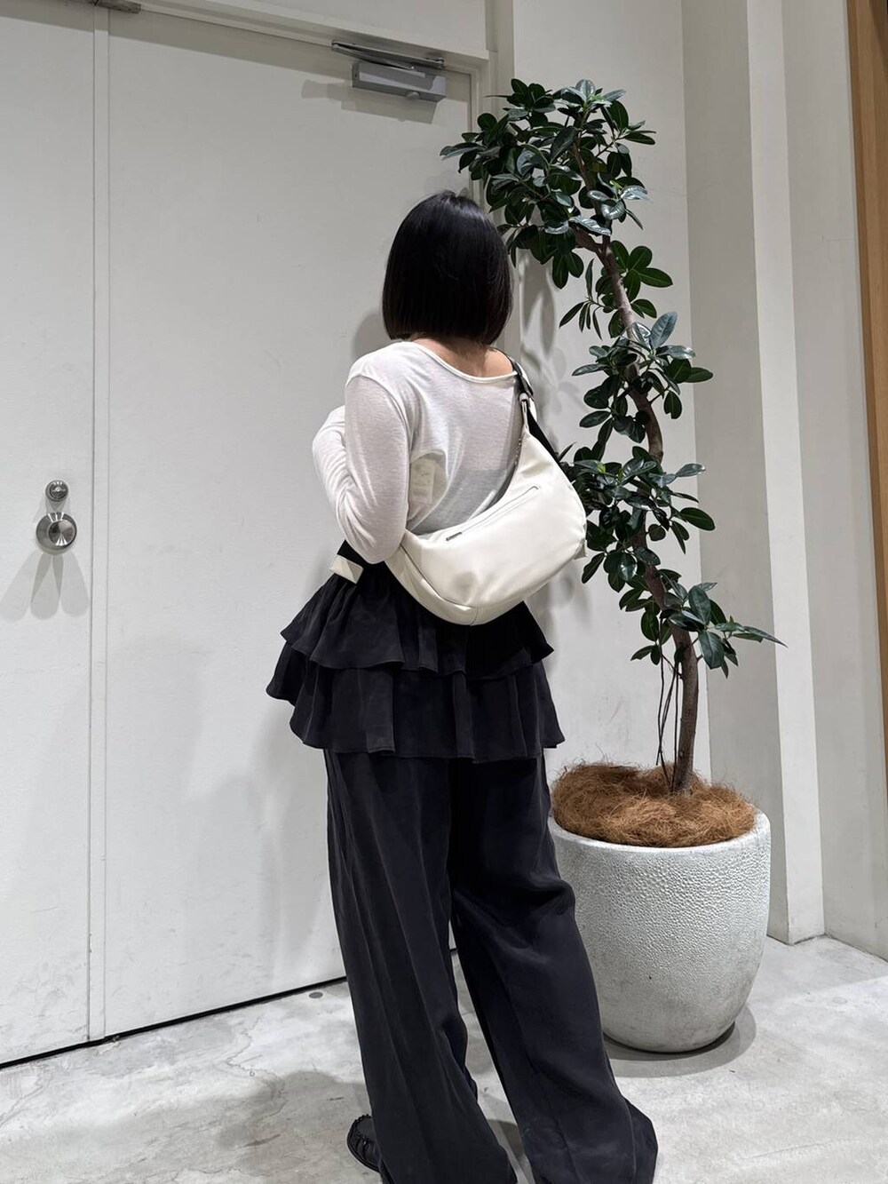 ブラック系のローファー、ホワイト系のショルダーバッグ、ブラック系のその他パンツを着用したレディースの春コーディネートの3枚目の写真