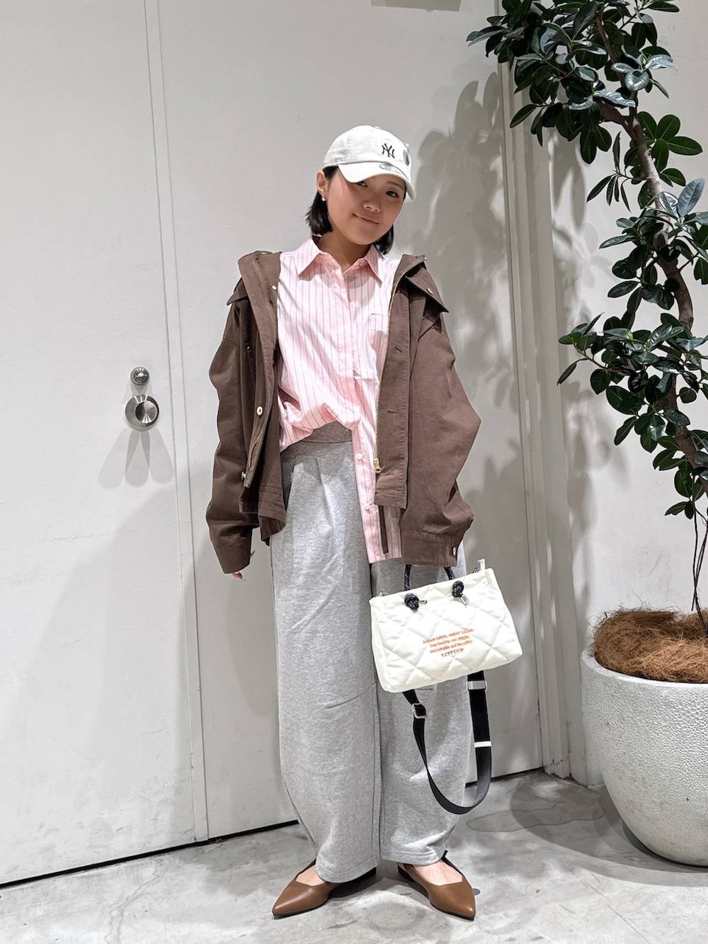 ブラウン系のパンプス、ピンク系のシャツ/ブラウス、グレー系のその他パンツを着用したレディースの春コーディネートの4枚目の写真