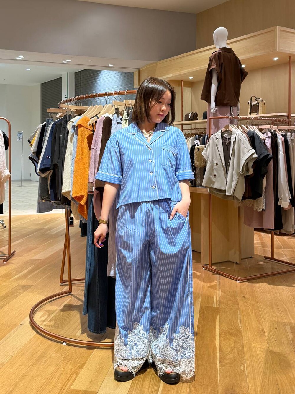 ブラウン系のサンダル、ブルー系のシャツ/ブラウス、ブルー系のその他パンツを着用したレディースの夏コーディネートの2枚目の写真