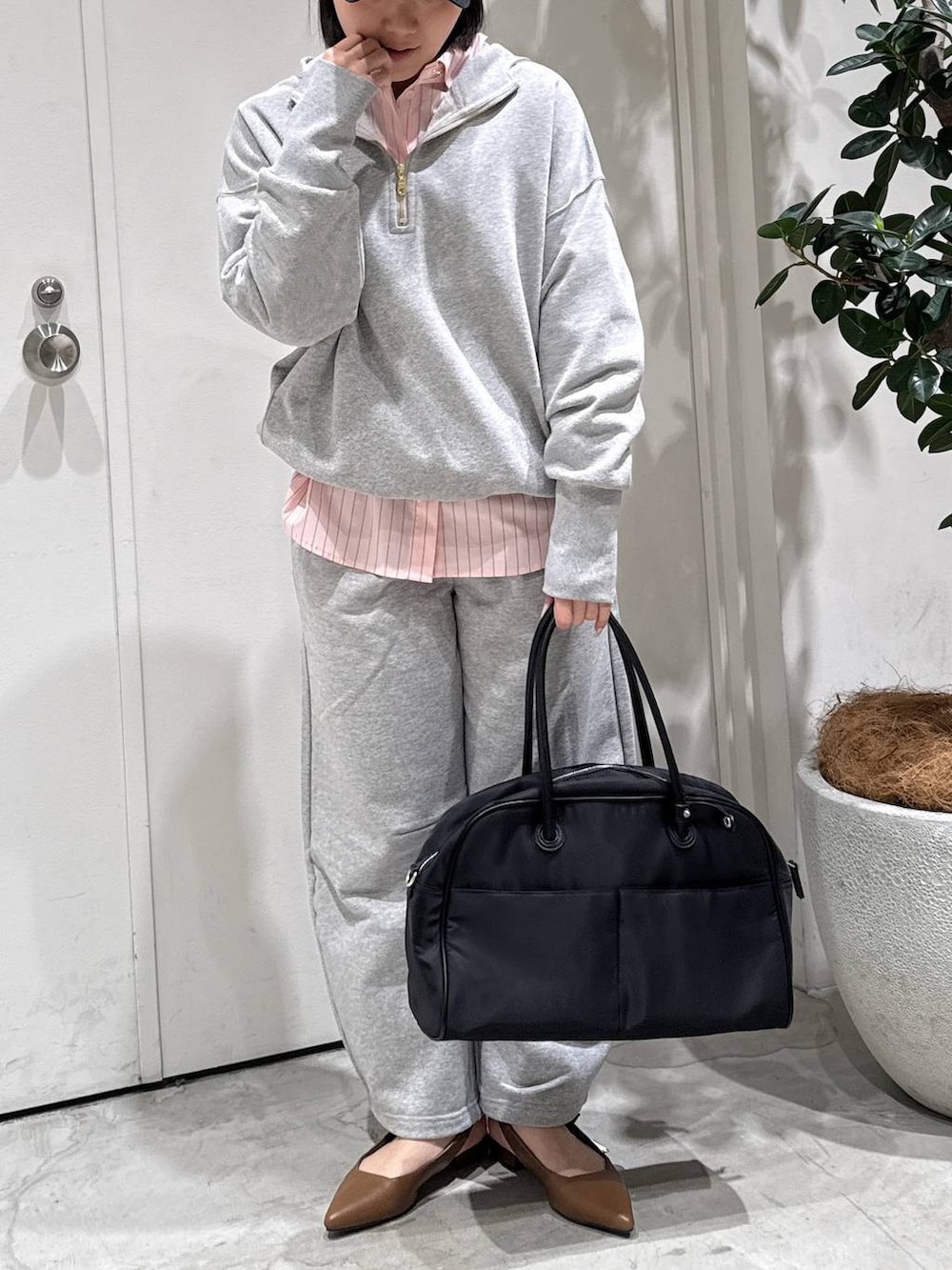 ブラウン系のパンプス、ピンク系のシャツ/ブラウス、グレー系のその他パンツを着用したレディースの春コーディネートの2枚目の写真