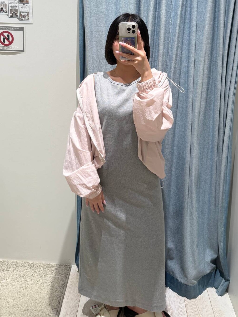 ピンク系のブルゾン、ブラック系のサンダル、グレー系のワンピースを着用したレディースの春コーディネートの2枚目の写真