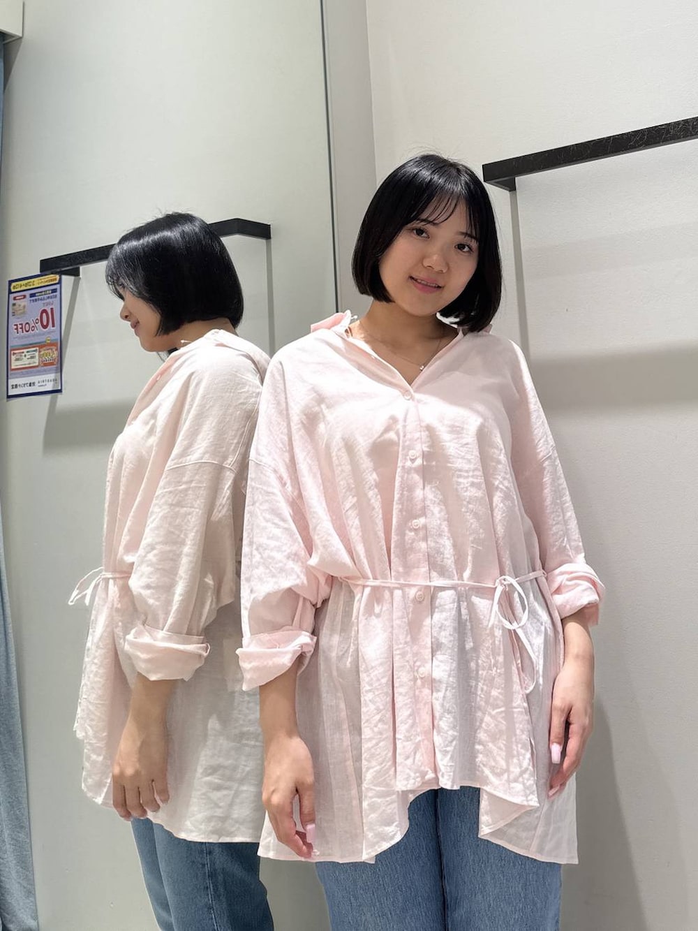 ブルー系のデニムパンツ、ピンク系のシャツ/ブラウスを着用したレディースの春コーディネートの3枚目の写真