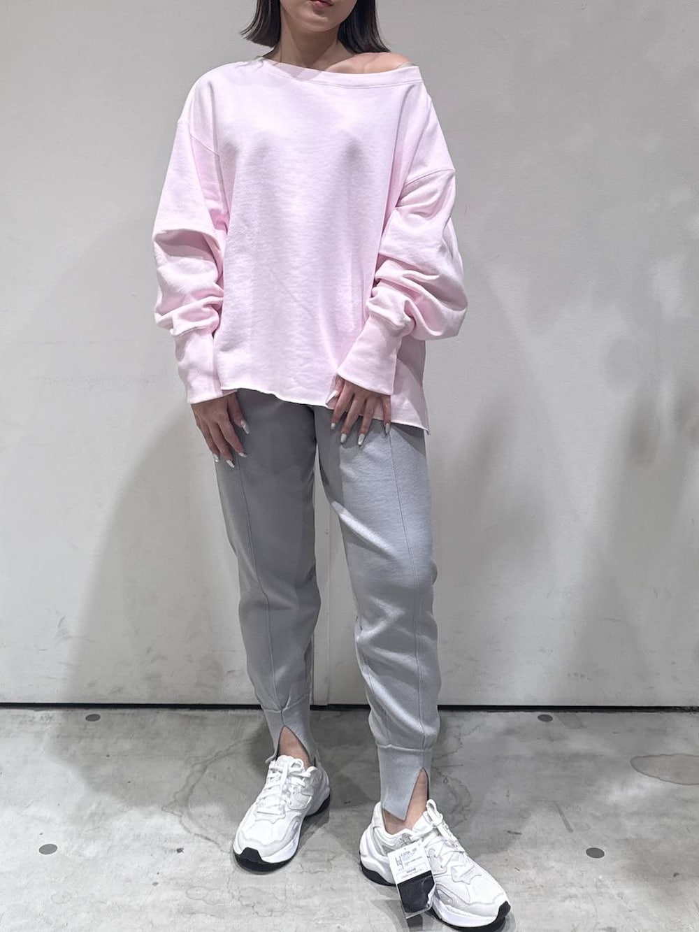 ピンク系のスウェット、グレー系のその他パンツを着用したレディースの冬コーディネートの2枚目の写真