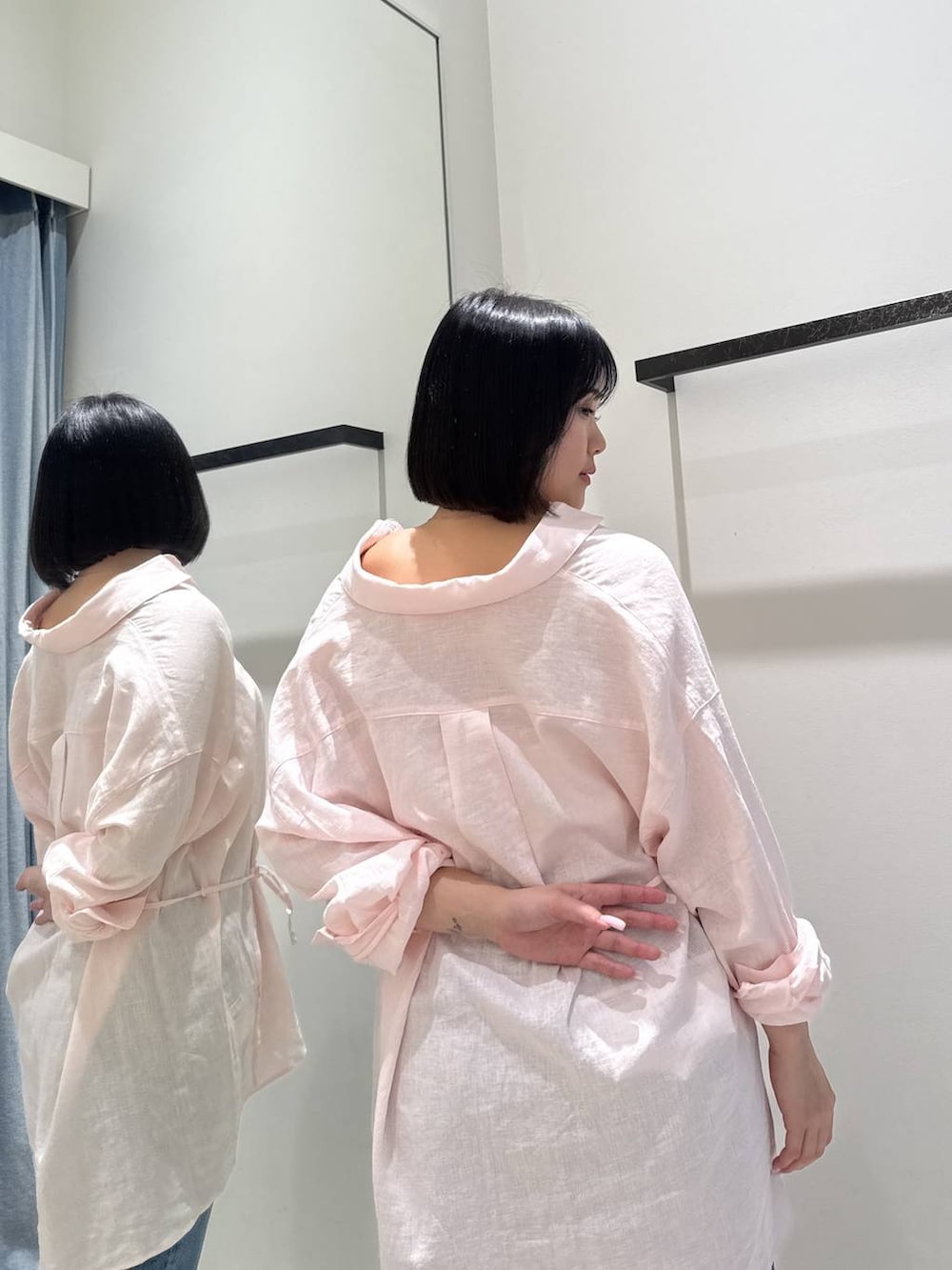 ブルー系のデニムパンツ、ピンク系のシャツ/ブラウスを着用したレディースの春コーディネートの2枚目の写真