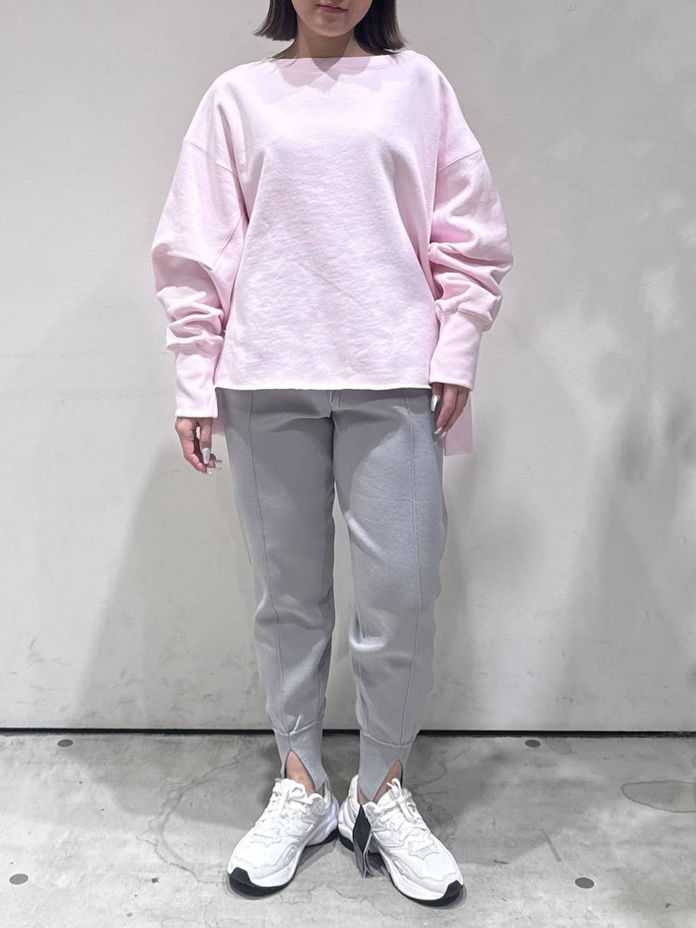 ピンク系のスウェット、グレー系のその他パンツを着用したレディースの冬コーディネートの3枚目の写真