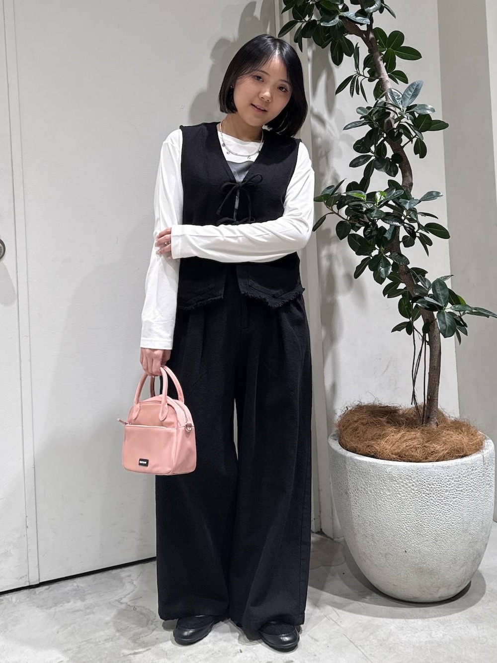 ホワイト系のTシャツ/カットソー、ピンク系のハンドバッグ、ブラック系のバレエシューズを着用したレディースの春コーディネートの2枚目の写真