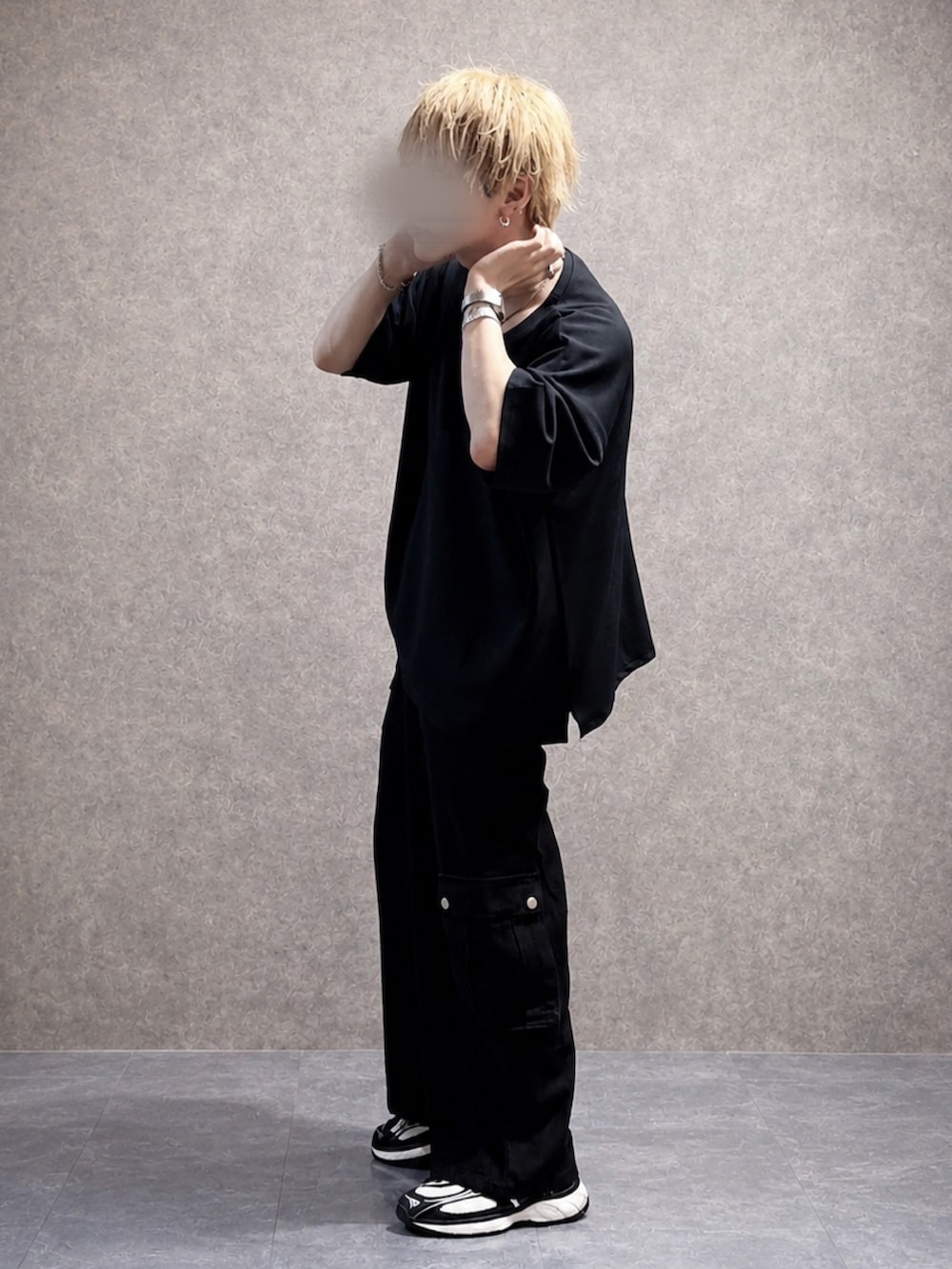 ブラック系のデニムパンツ、ブラック系のTシャツ/カットソー、ブラック系のスニーカーを着用したメンズの夏コーディネートの3枚目の写真