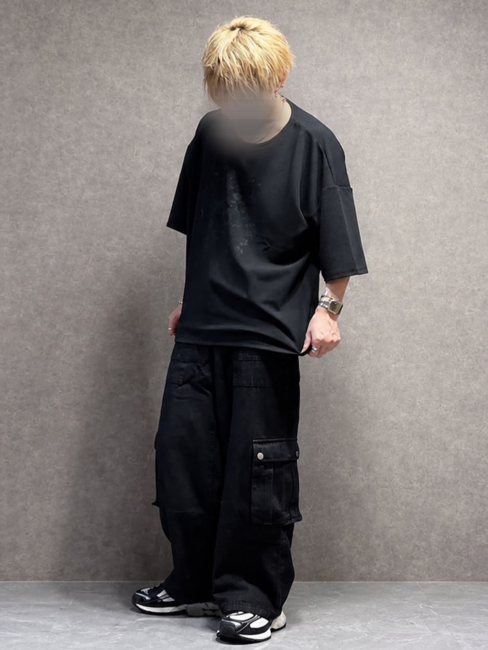 ブラック系のデニムパンツ、ブラック系のTシャツ/カットソー、ブラック系のスニーカーを着用したメンズの夏コーディネートの2枚目の写真
