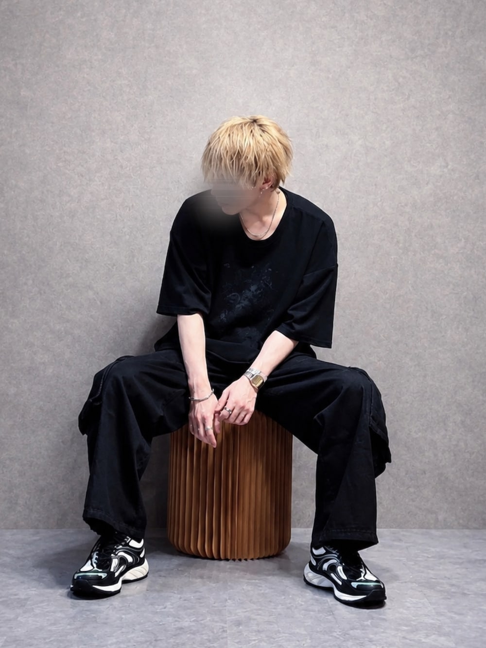 ブラック系のデニムパンツ、ブラック系のTシャツ/カットソー、ブラック系のスニーカーを着用したメンズの夏コーディネートの4枚目の写真