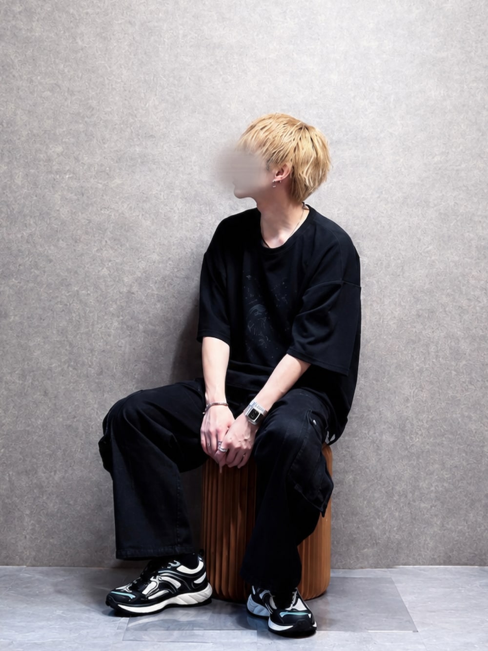 ブラック系のデニムパンツ、ブラック系のTシャツ/カットソー、ブラック系のスニーカーを着用したメンズの夏コーディネートの5枚目の写真
