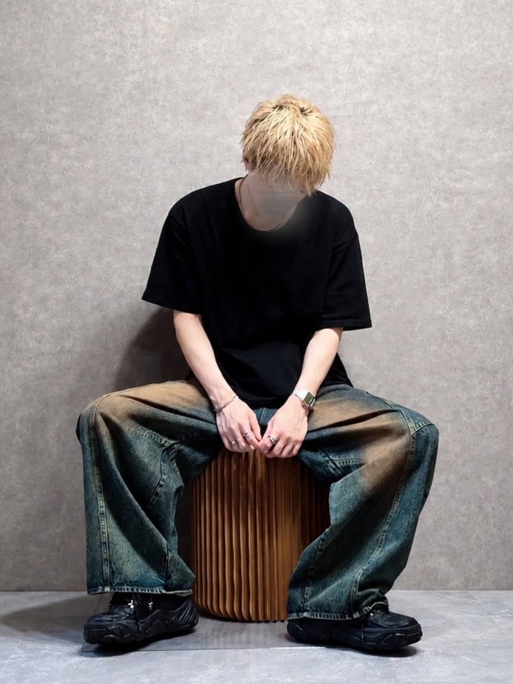 ブラック系のTシャツ/カットソー、ブルー系のデニムパンツ、ブラック系のスニーカーを着用したメンズの夏コーディネートの3枚目の写真