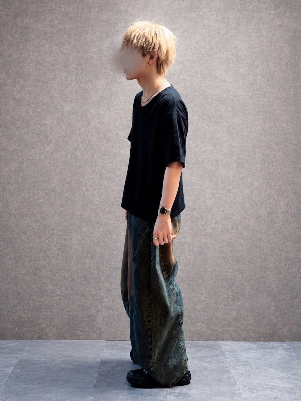 ブラック系のTシャツ/カットソー、ブルー系のデニムパンツ、ブラック系のスニーカーを着用したメンズの夏コーディネートの2枚目の写真