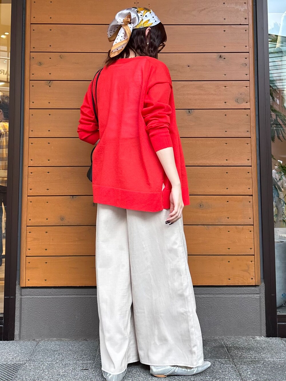 ベージュ系のその他パンツ、ホワイト系のTシャツ/カットソー、レッド系のカーディガン/ボレロを着用したレディースの春コーディネートの2枚目の写真