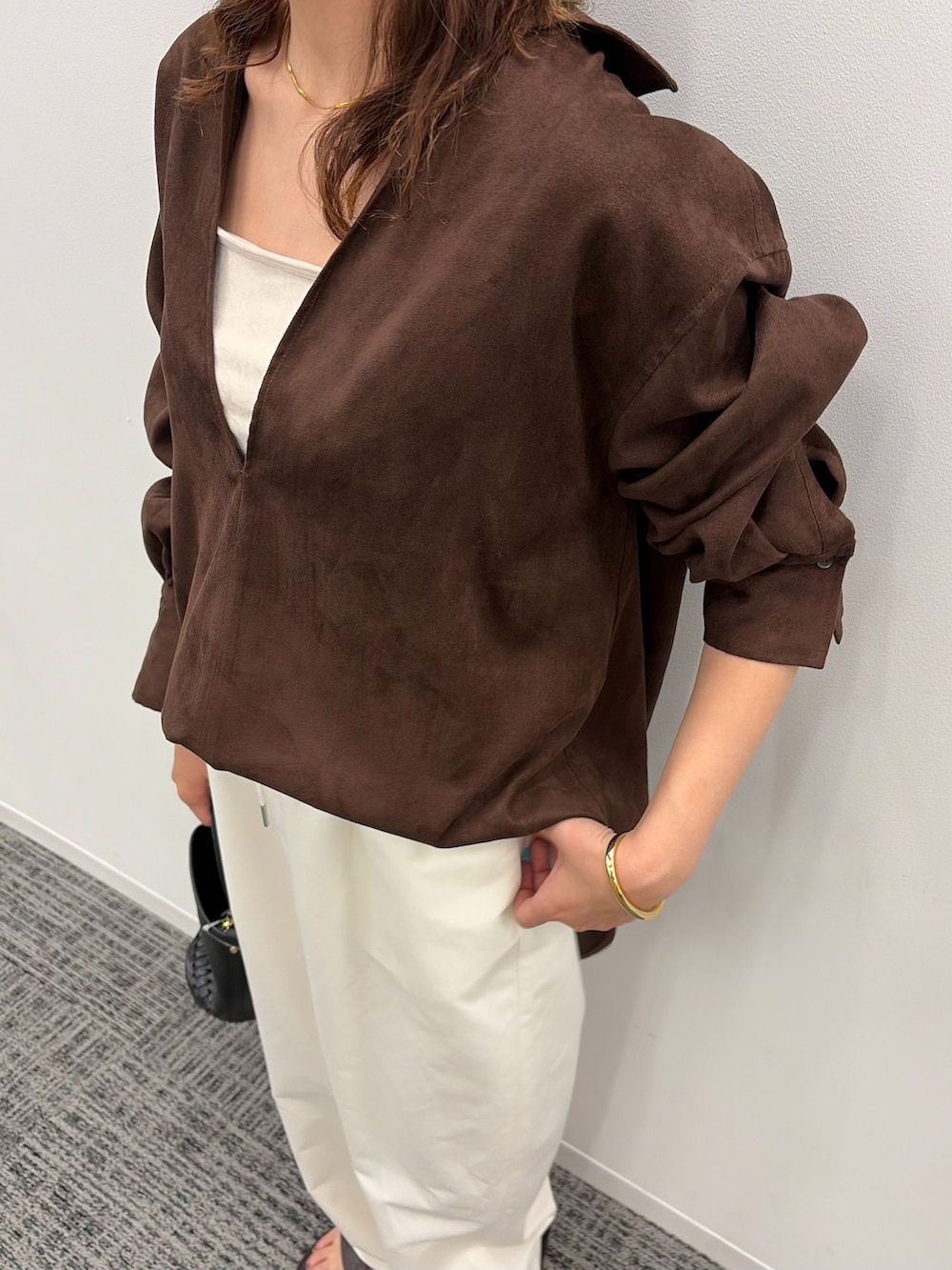 ホワイト系のその他パンツ、ブラウン系のシャツ/ブラウスを着用したレディースの秋コーディネートの4枚目の写真
