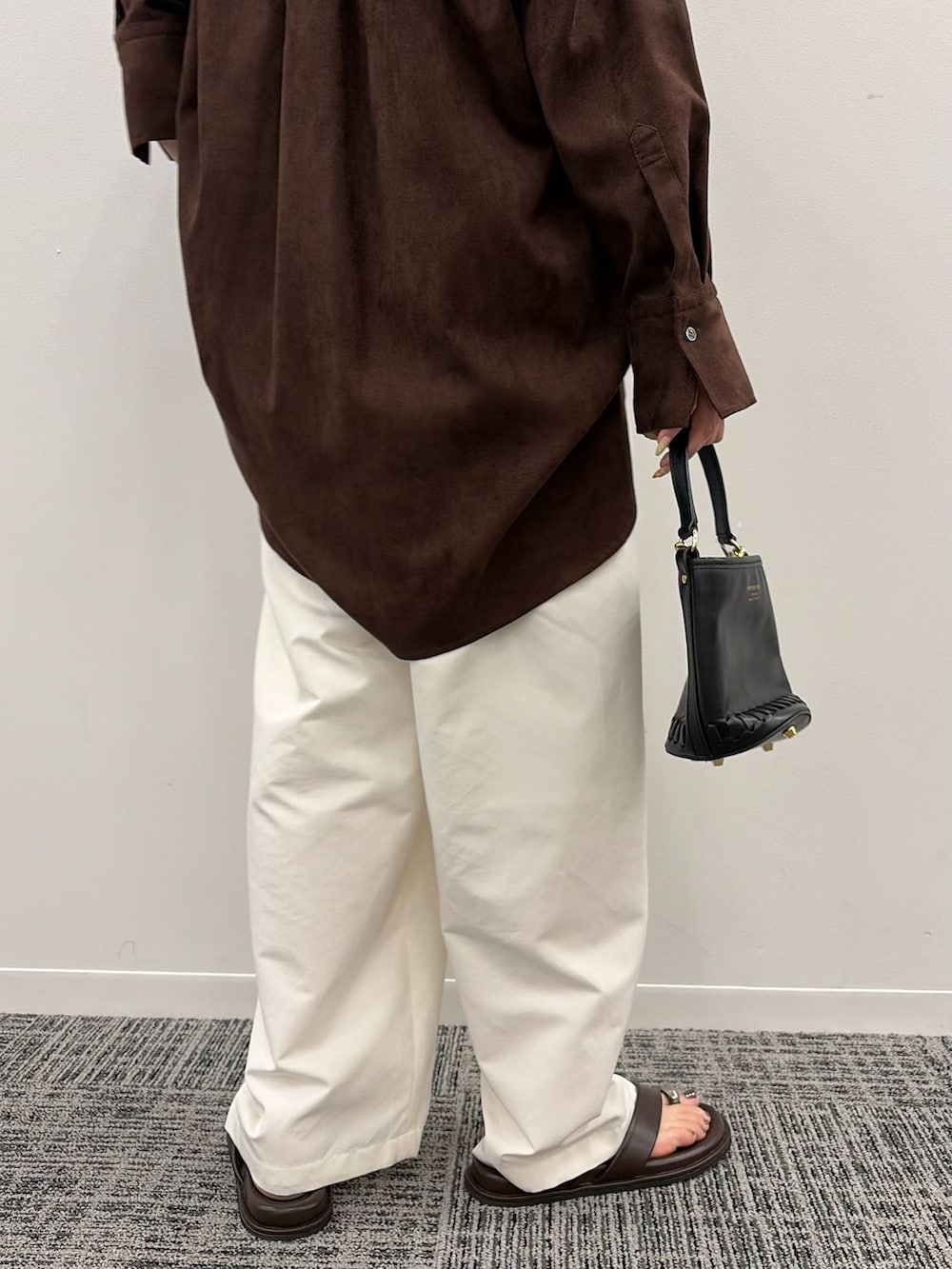 ホワイト系のその他パンツ、ブラウン系のシャツ/ブラウスを着用したレディースの秋コーディネートの6枚目の写真