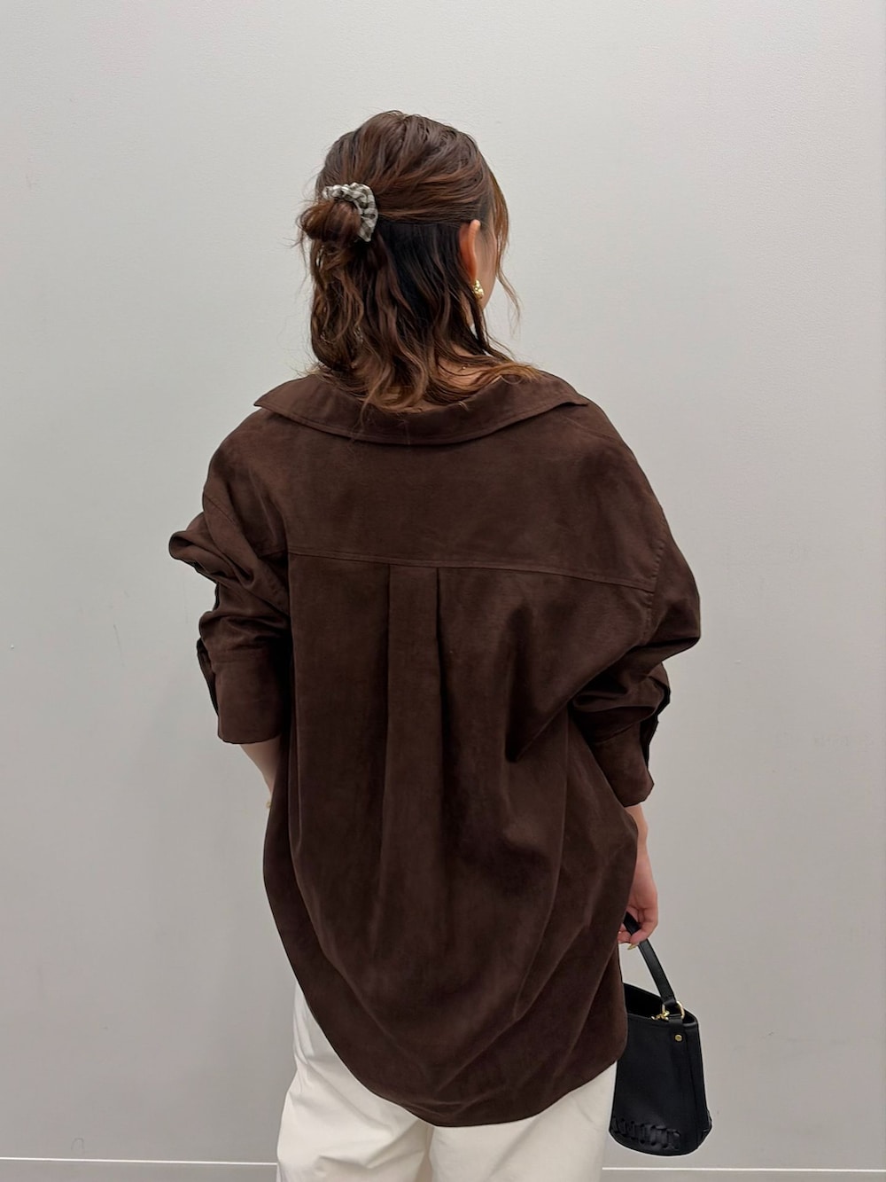 ホワイト系のその他パンツ、ブラウン系のシャツ/ブラウスを着用したレディースの秋コーディネートの5枚目の写真