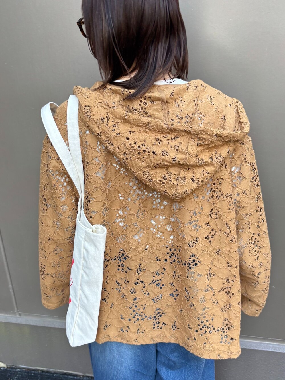 ブルー系のデニムパンツ、イエロー系のシャツ/ブラウス、ホワイト系のTシャツ/カットソーを着用したレディースの春コーディネートの6枚目の写真