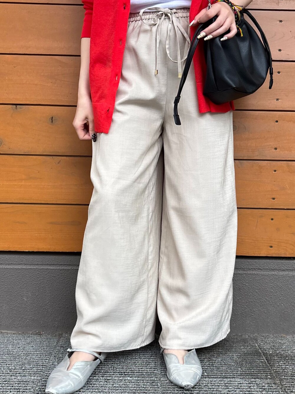 ベージュ系のその他パンツ、ホワイト系のTシャツ/カットソー、レッド系のカーディガン/ボレロを着用したレディースの春コーディネートの4枚目の写真