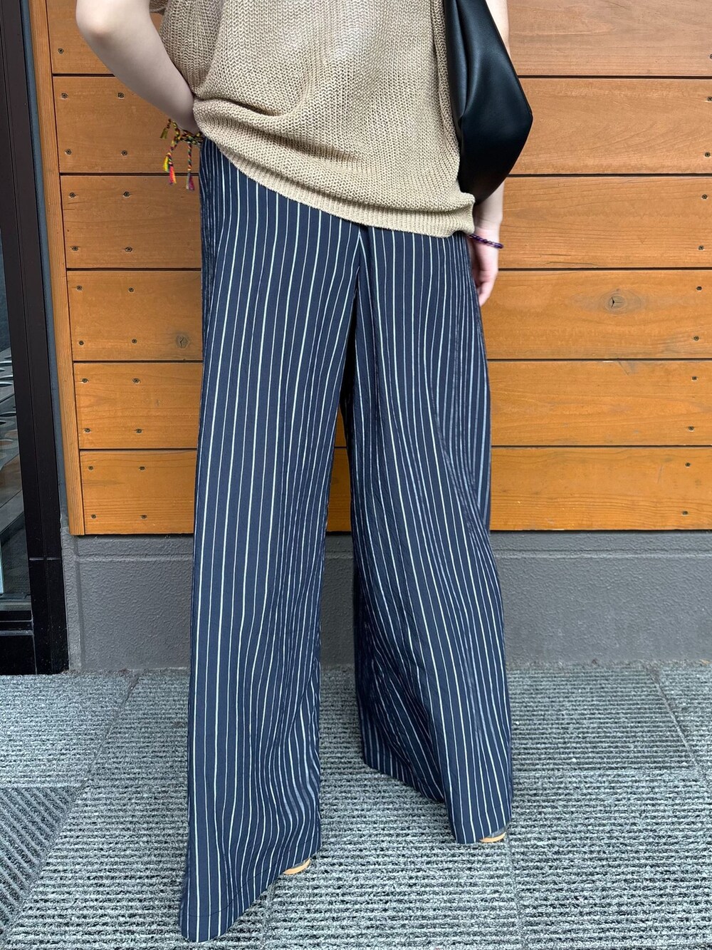 ブルー系のつなぎ/オールインワン、ホワイト系のTシャツ/カットソー、ベージュ系のベストを着用したレディースの春コーディネートの5枚目の写真