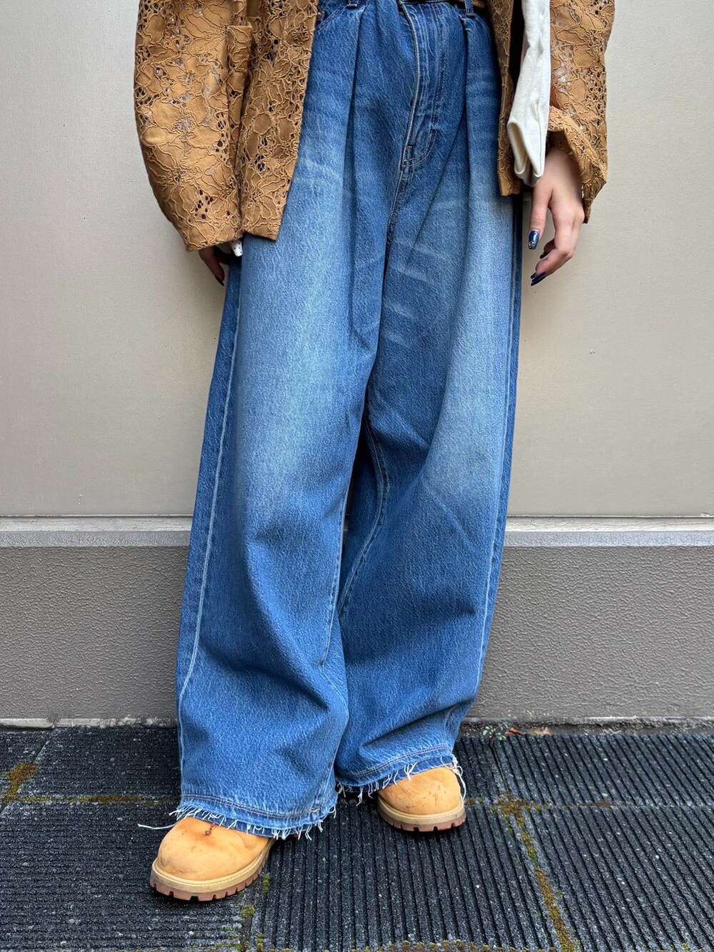 ブルー系のデニムパンツ、イエロー系のシャツ/ブラウス、ホワイト系のTシャツ/カットソーを着用したレディースの春コーディネートの7枚目の写真