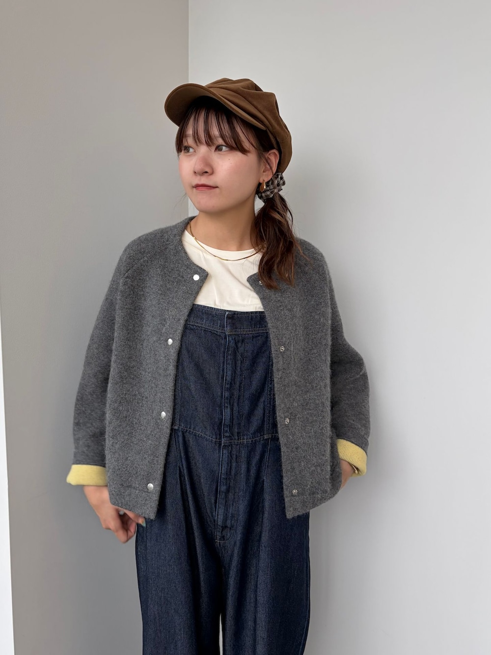 ブルー系のデニムパンツ、ホワイト系のTシャツ/カットソー、グレー系のカーディガン/ボレロを着用したレディースの秋コーディネートの3枚目の写真