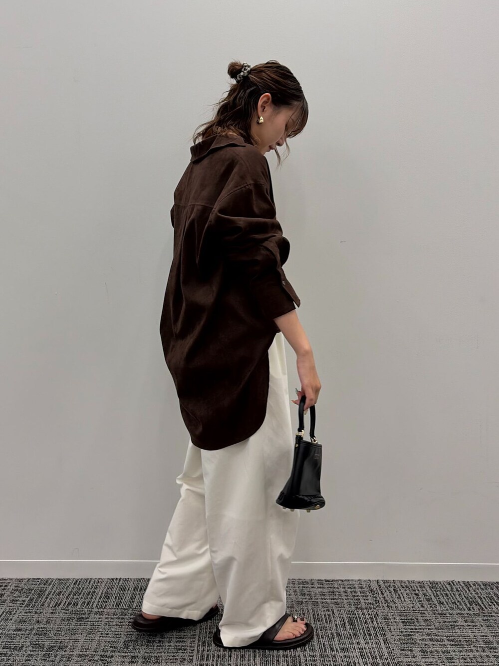 ホワイト系のその他パンツ、ブラウン系のシャツ/ブラウスを着用したレディースの秋コーディネートの3枚目の写真