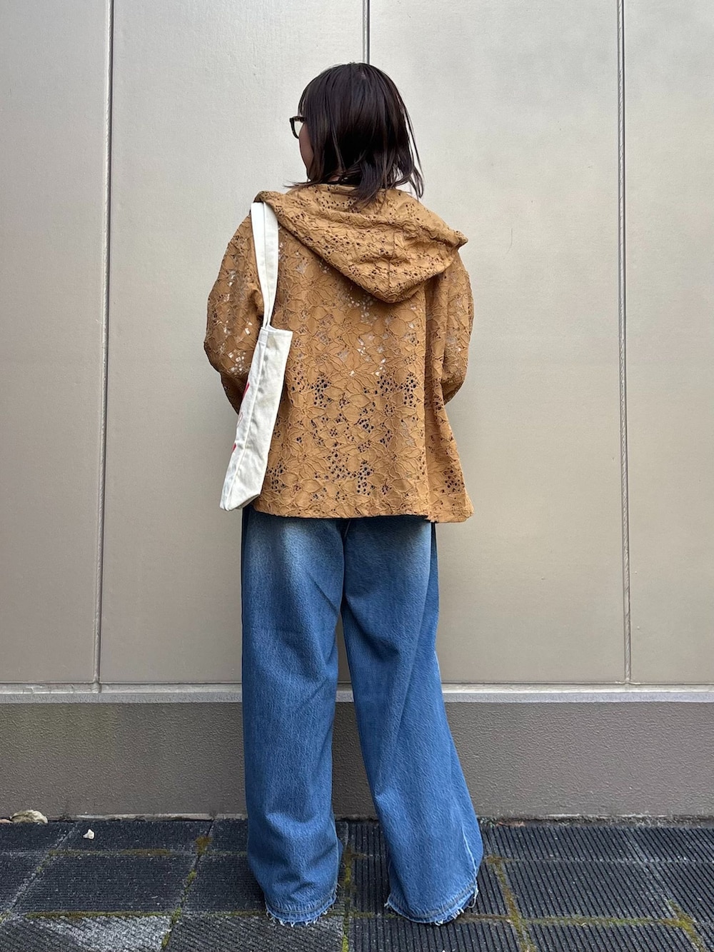 ブルー系のデニムパンツ、イエロー系のシャツ/ブラウス、ホワイト系のTシャツ/カットソーを着用したレディースの春コーディネートの2枚目の写真